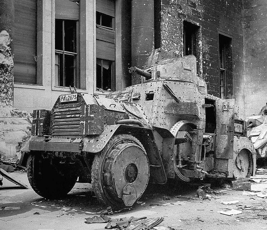 Даймлер/21 около Имперской канцелярии в Берлине, май 1945. 