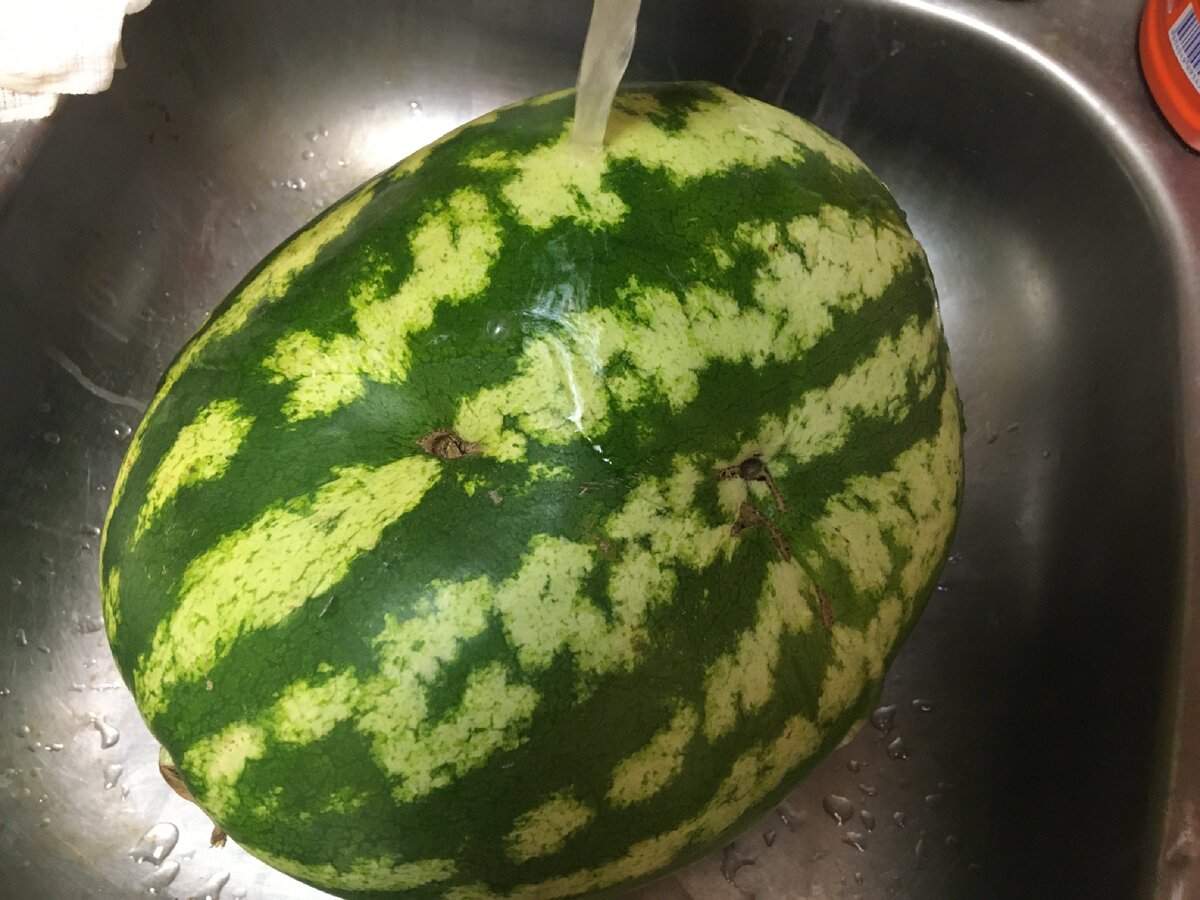 Прихорашивает