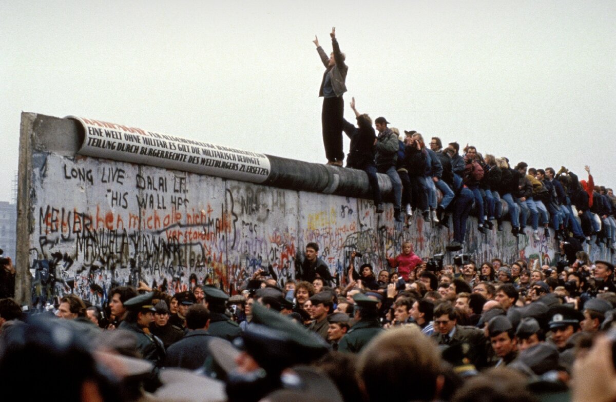 Крушение Берлинской стены. 1989 год. Гамма-Рафо / Getty Images