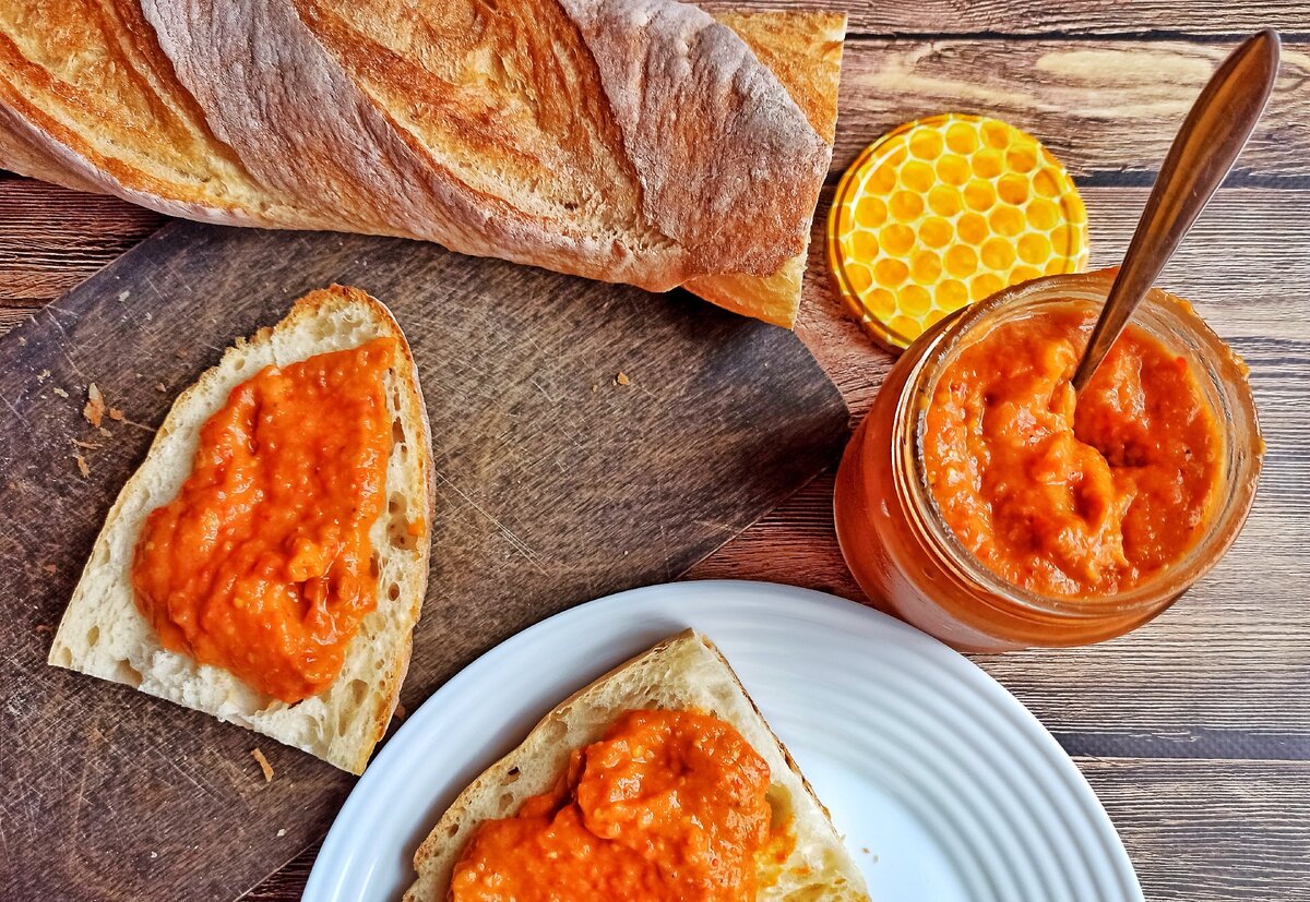 Свежеприготовленный айвар и ломоть хрустящего багета - отличная идея для завтрака. Кстати, вегетарианского.  Фото: Около еды.