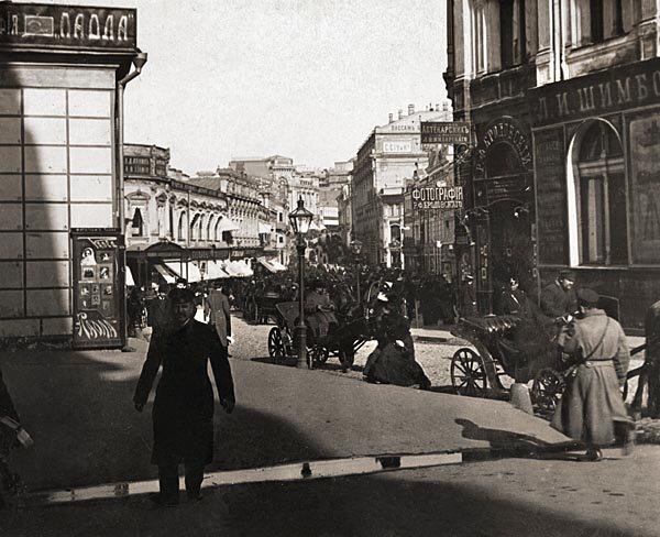 Кузнецкий мост. Угол Петровки. 1908−1910. Здесь общий вид улицы сохранился практически не измененным до нынешних дней. За «вычетом» зданий на переднем плане — и слева и справа (на этом месте нынче современная часть здания ЦУМа). Но вглядимся в детали. Прямо друг напротив друга соседствуют два фотоателье. Слева - «Ателье Паола». Справа — «Фотография Р. Ф.Бродовскаго». 