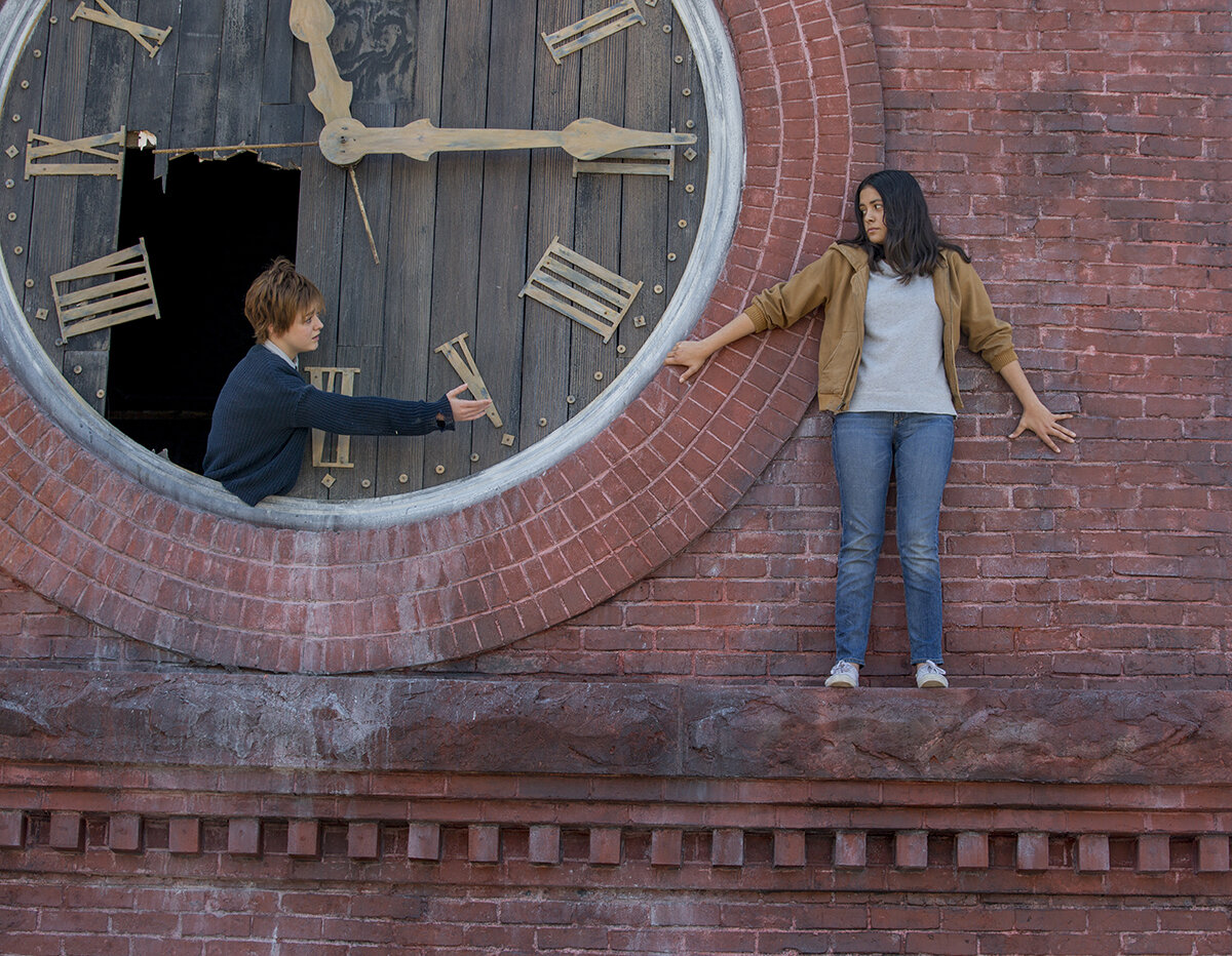 Неожиданные снимки. Вокруг неожиданный. Встреча вечером на улице. Вокруг неожиданный. Парень и девушка встречаются.