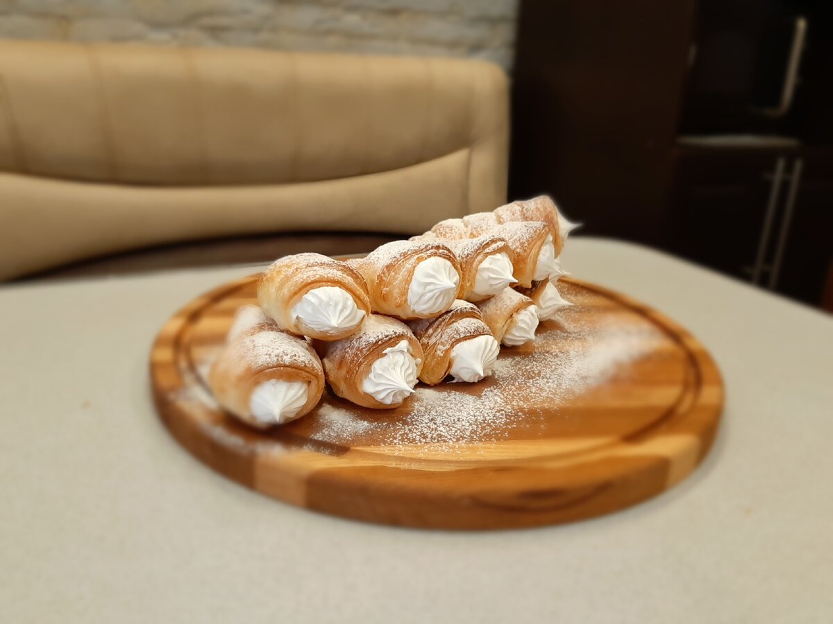 Готовится очень просто и быстро , получается нежное слоистое и вкусное ......