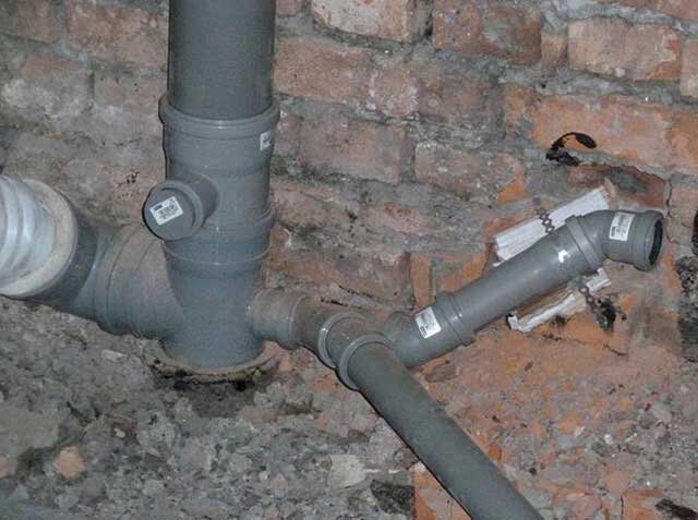 Отсутствие оголовка на фановой трубе.
