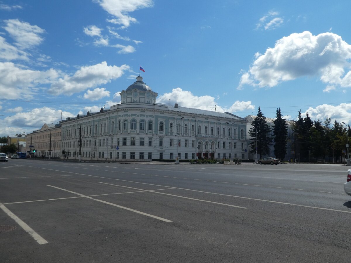 Парковка. Пустая. В центре города. В выходной день. Колоссальное потрясение для психики москвича, правда?)))