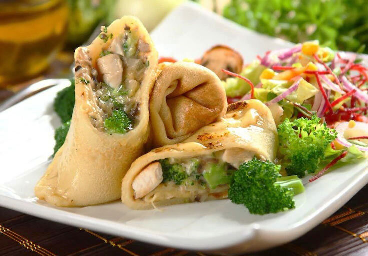 Оладьи - это всемирно известное блюдо, которое часто подают у столу.