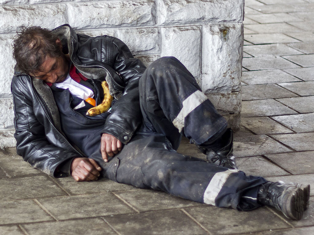 Обитатель улиц в неприглядном виде