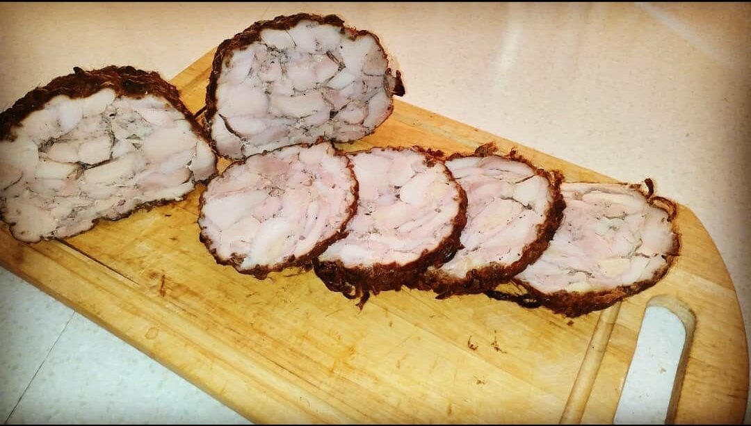 🌰🌰🌰МЯСНОЙ ОРЕХ🌰🌰🌰
На 1.5 кг куриного мяса(у меня бедро без кости) 
1/2 чл перец черный молотый 
2чл соли
Кто любит можно добавить мелко нарубленного чеснока.
Мясо нарезается на кусочки 3на 3 см (примерно)все хорошо  перемешивается  с солью,перцем и остаётся мариноваться на 8 часов(у меня сутки мариновалось мясо) при помощи сетки формируем орех и готовим в Коптильне 40 мин. Разрезать лучше после полного охлаждения ореха.
#рецепт#мяснойрулетизкуриногомяса#оченьсочный
#домашний#готовимсВикой
