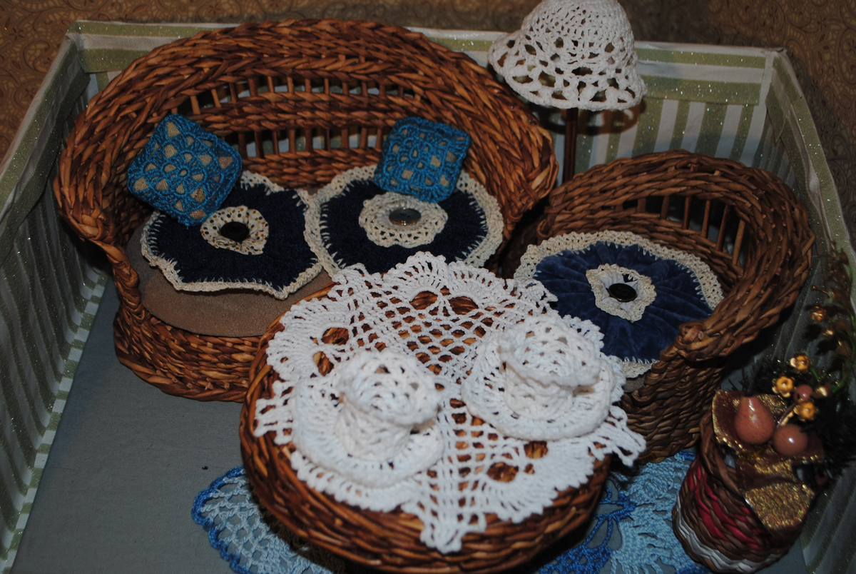 мебель для куклы, на столе чашечки с блюдцами, связанные крючком.Личное фото