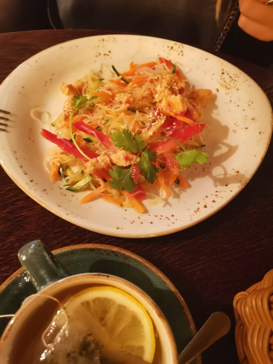 Салат с фунчозой и индейкой (и немножко зеленого чая с лимоном)