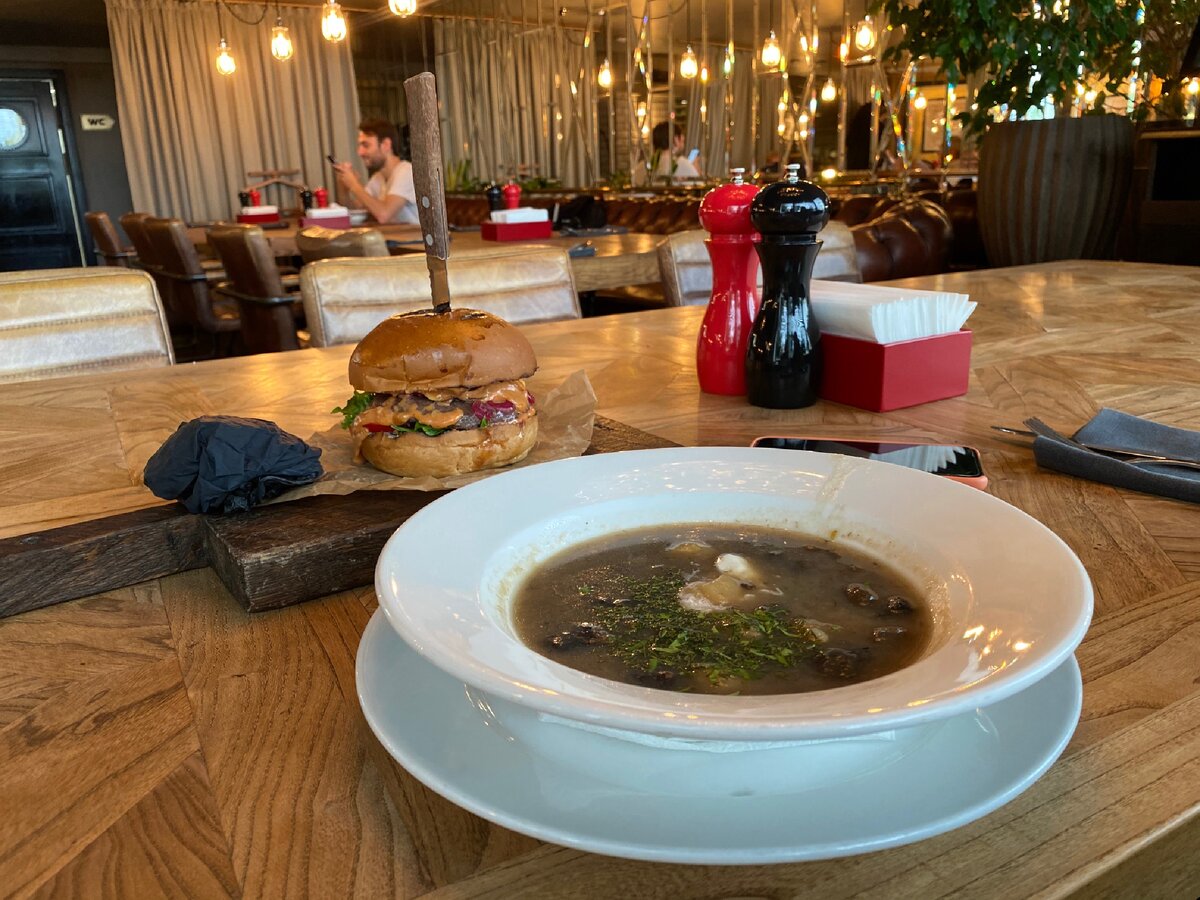 Подача бургера и грибного супа