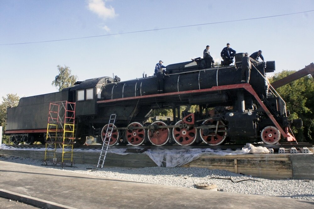 У входа на территорию стадиона стоит самый настоящий паровоз – местная достопримечательность