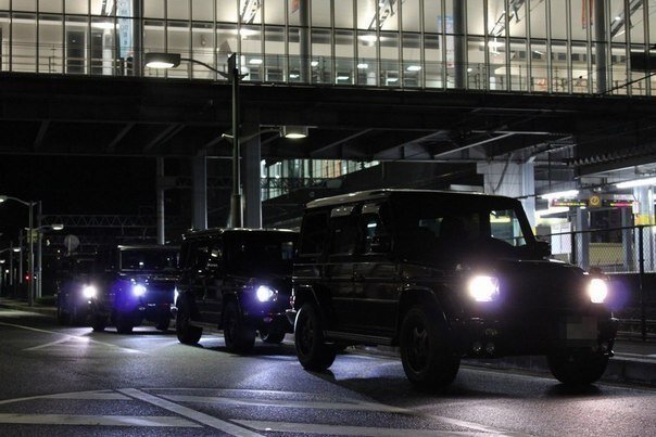 Впервые внедорожник Mercedes-Benz G-Class был представлен еще в далеком 1979 году. Сначала это был внедорожник для военных целей и в гражданские руки попадал в исключительных случаях. За все время было выпущено три основные генерации W460, W463 и W464, именно о последнем и пойдет речь в обзоре.

Рамный внедорожник G-Class зарекомендовал себя неоднократно, доказывая, что основной стихией автомобиля считается бездорожье и всевозможные препятствия. За всю свою историю Mercedes-Benz G-Class 2018 получил самые разные названия: Гелик, Кубик, Гелендваген. Есть и другие менее распространенные прозвища внедорожника, что не меньше подчеркивает его статус. С данным внедорожником связано немало историй на постсоветском пространстве, к тому же он и сейчас пользуется немалым спросом.

На сегодня Mercedes-Benz G-Class единственный автомобиль в своем классе, который бронируют по стандарту VR7, что практически защищает от всевозможных попаданий. Существует множество модификаций Mercedes-Benz G-Class, как для гражданского, так и государственного пользования. Среди гражданских версий можно отметить кабриолет, лимузин и бронированные внедорожники.