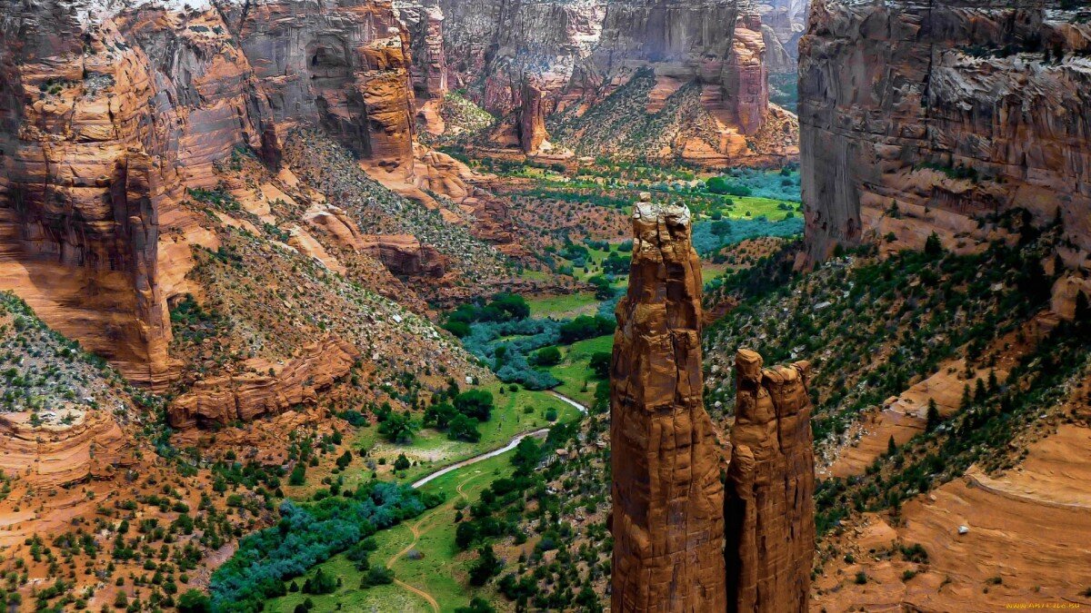 Скала Паука — одна из местных достопримечательностей, показана во многих американских ТВ-шоу