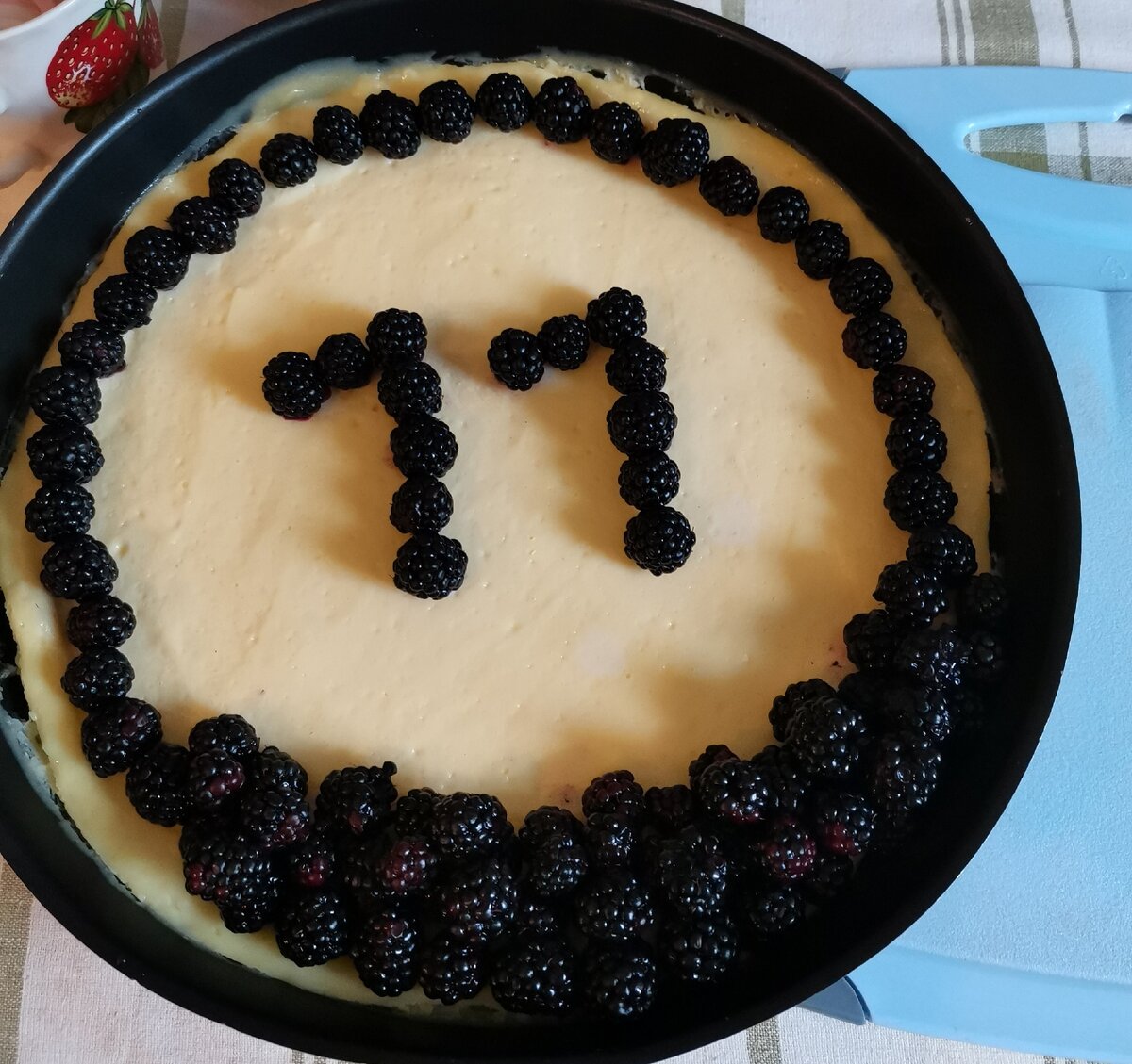 Сверху ежевика 