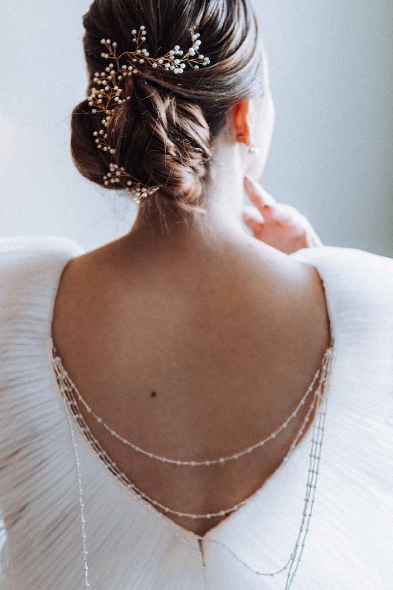 Вот такой нежнейший пучок у нас получился. Стоит отметить, что прическа наипростейшая в исполнении.