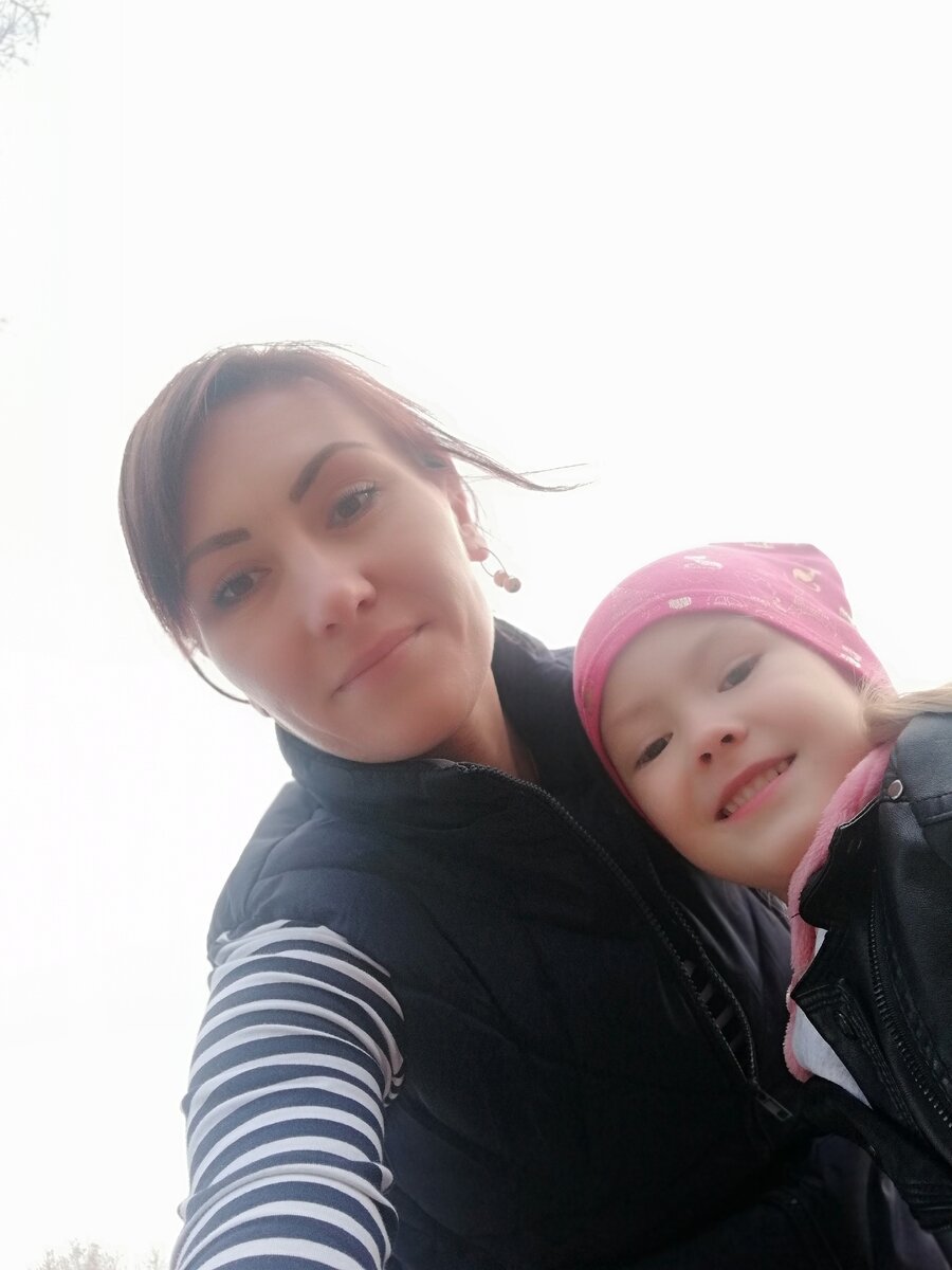 Я с Таюшей сегодня. У нас ещё относительно тепло, +16 за бортом. Бабье лето🤗