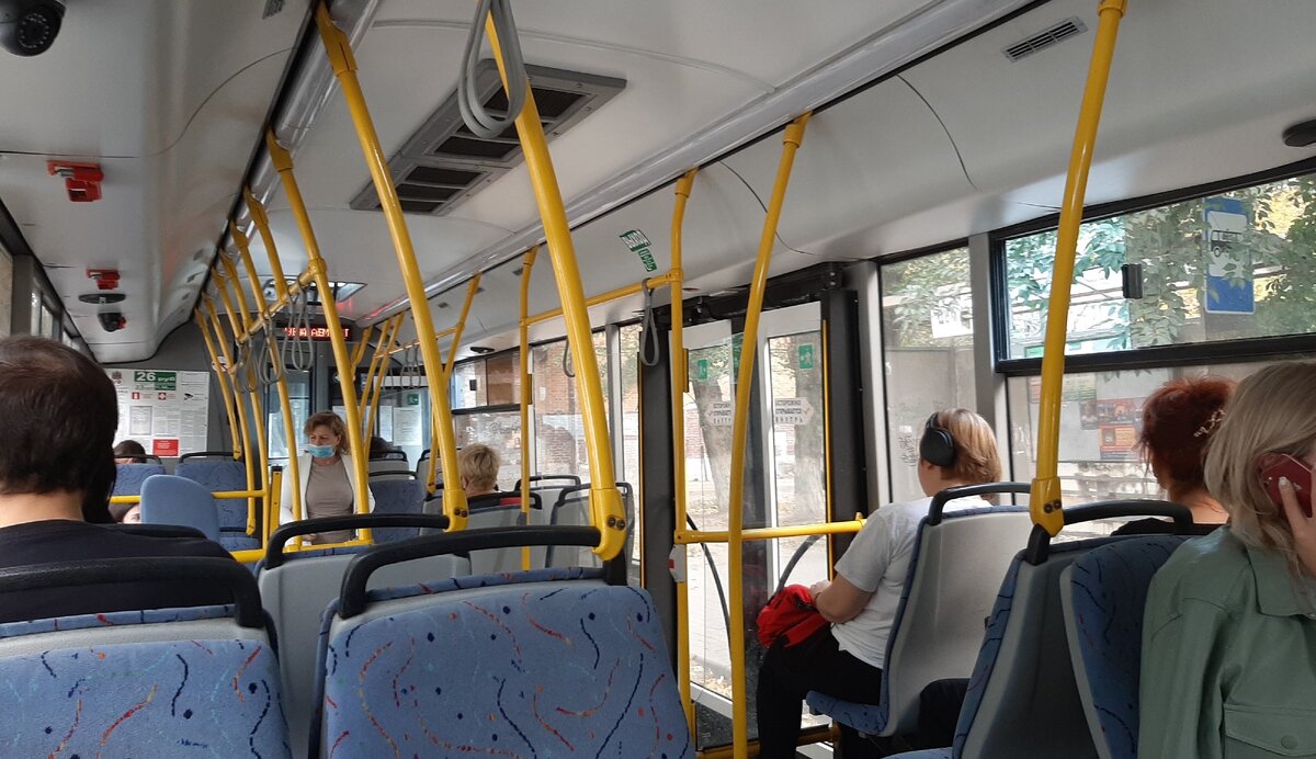 Городской автобус, середина дня.