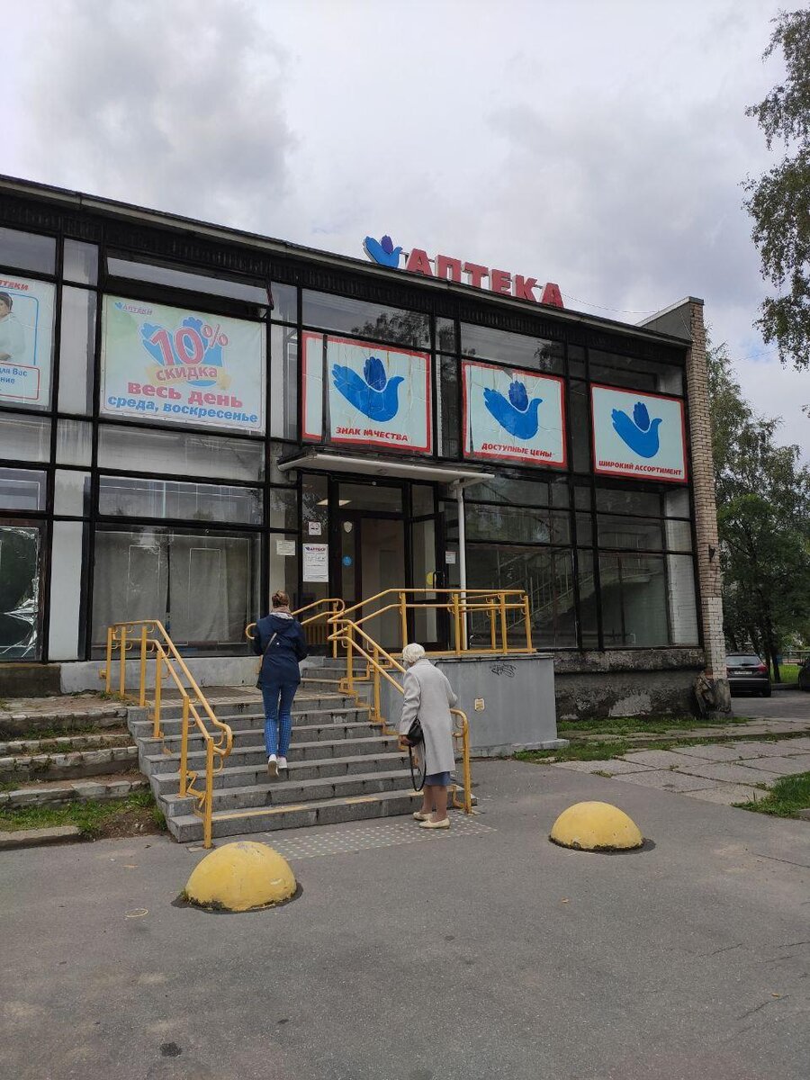 Этой бабушке предстоит преодолеть 3 лестничных пролета, чтобы добраться до аптеки на втором этаже. Я сам туда не люблю ходить, так как приходится много бегать по ступенькам.