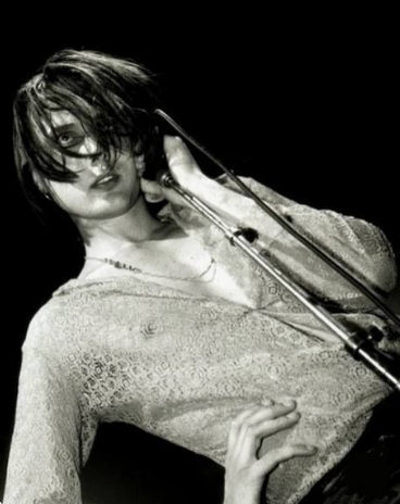 Скрин выступления Бретта Андерсона, 1993 год. 