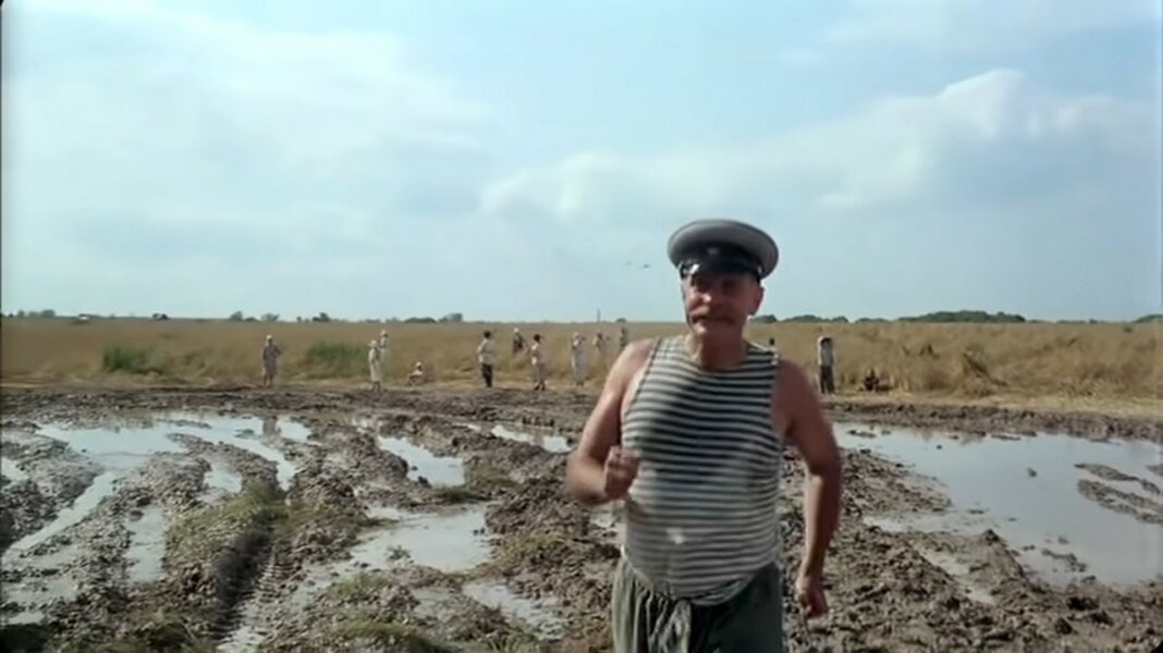 "А я милого узнаю по походке. А у него походочка, как в море лодочка." Прям щас и "яблочко" сбацает.