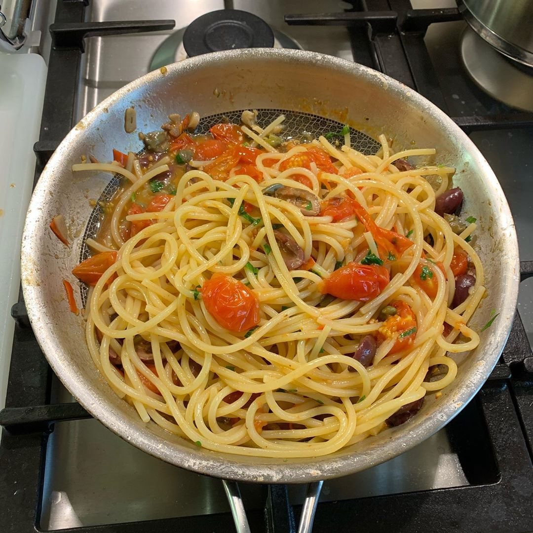 Сколько по времени варить спагетти в кастрюле. Кастрюля для спагетти. Спагетти в сковороде. Сваренные спагетти. Жареные спагетти.