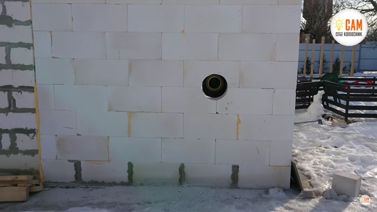 Заранее подготовил отверстие в стене для установки дымохода.