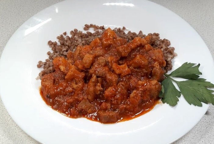 Гуляш с морковкой. Гуляш из свинины с подливкой. Гуляш из говядины с подливкой. Гуляш с пюре. Гуляш из фарша с подливкой.