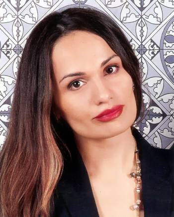 Хатуна Колбая, совладелица ресторанов Saperavi Cafe, «Вай мэ!», sos.cafe (Москва):- Концепция sos.cafe развязала мне руки. В «Вай мэ!» я многое не могу сделать, так как необходимо оставаться в рамках грузинской кухни. Здесь я могу делать то, что знаю, пробовала, видела, в этом плане это моя отдушина. Меню меняю постоянно, что плохо продается, сразу же вывожу, пробую новое. Было предложение дюжины сосисок, не пошло -убрали. Суп тоже убрали из-за маленьких продаж. Ввели сейчас рыбные сосиски из филе семги и еще одну вегетарианскую позицию -пшеничную сосиску с кориандром - посмотрим, как пойдет. Также я планируют ввести гонконгские вафли, сделать в них хот-дог плюс сладкие позиции. Кухня «стреляется»: «Что она опять придумала!» Но мне кажется, что в наш концепт это впишется идеально. Тут главное, чтобы официанты хорошо знали меню, могли грамотно рассказать про каждую позицию. Для гостей в меню пока много нового, и все это приходится объяснять.