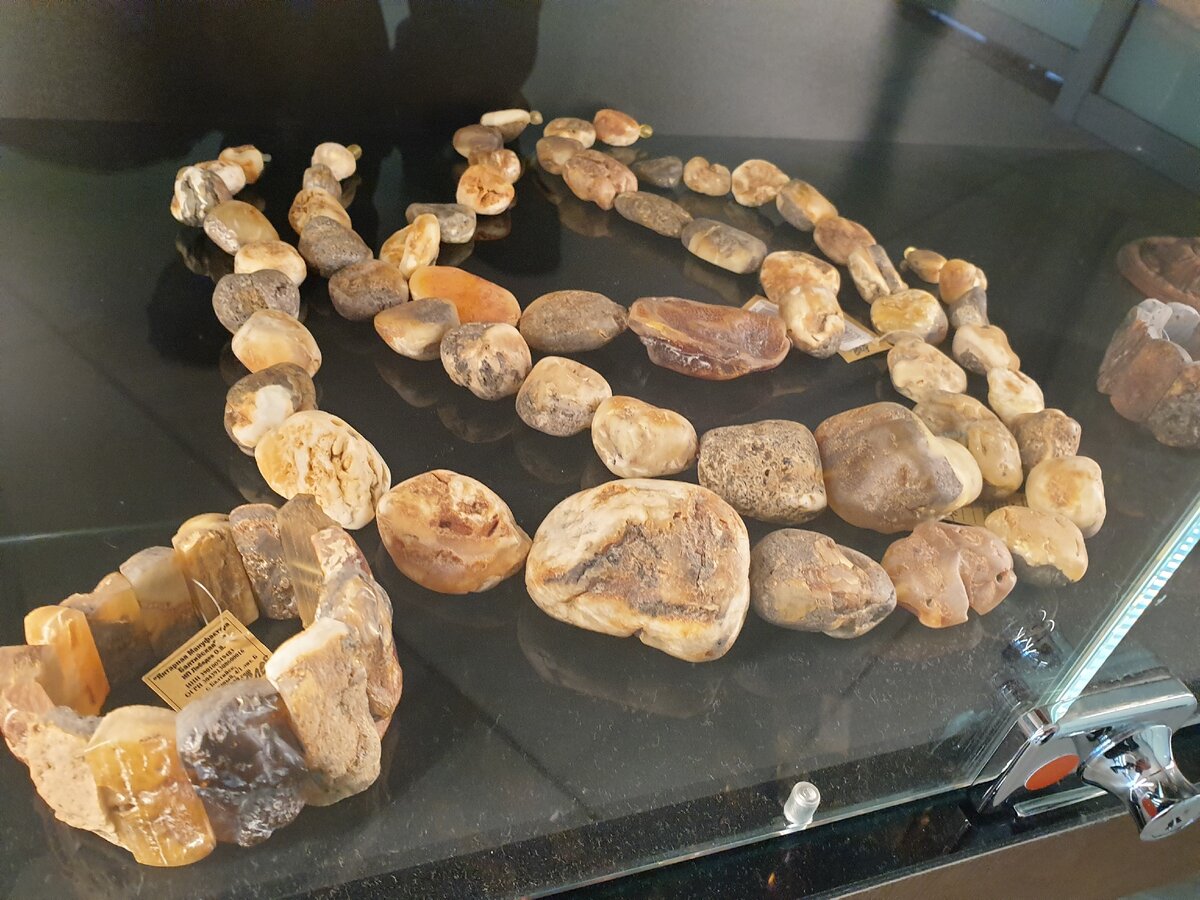 Авторское фото неполированного янтаря: подробности в статье, © Новое Турне