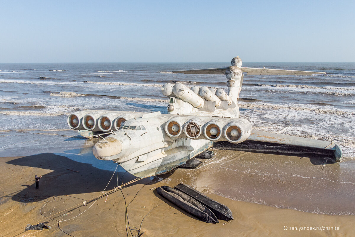 Самолет в дербенте на море. Лунь экраноплан в Дербенте. Экраноплан Лунь Дербент 2020. Дагестан Дербент экраноплан Лунь. Каспийский монстр экраноплан Дербент.