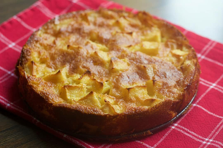 Та самая "шарлотка" из яблок. Настоящая классика.