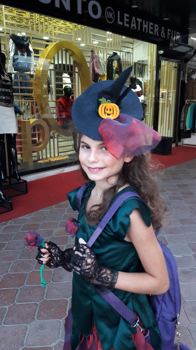 Героиня нашего рассказа спешит на празднование Хэллоуина после урока религии. Страна контрастов и все такое прочее