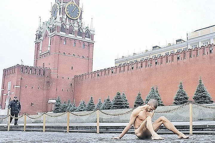 Акционизм - это деятельность, в которой акцент переносится с цели дела (которой может и вовсе не быть) на привлечение внимания. Акции имеют общие черты со стихийными выступлениями.