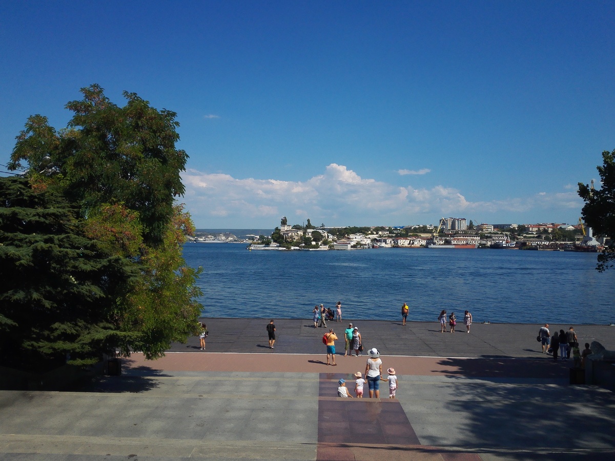 Вид от Графской пристани на Южную бухту