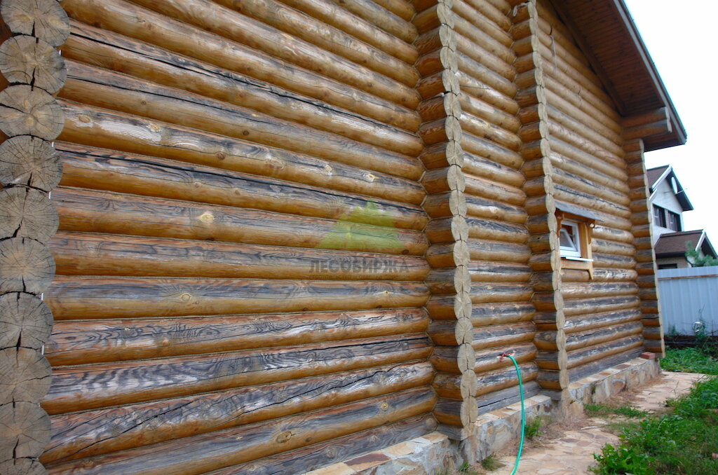 Листайте галерею далее, чтобы увидеть фото "ДО" и "ПОСЛЕ" шлифовки и покраски бревенчатого дома →