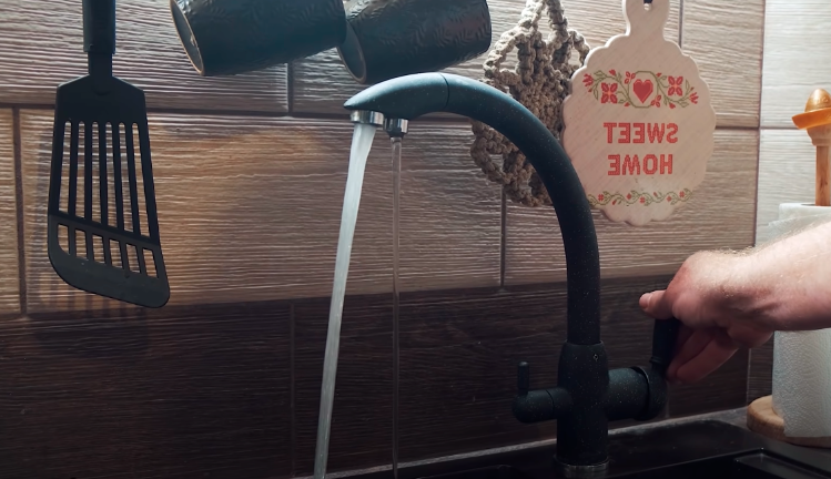 Сильный напор - техническая вода, слабый - питьевая.
