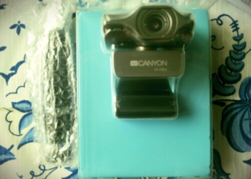 Достал камеру из коробки. Приятно удивился, что в комплекте к ней идет трипод.