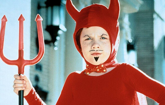 Нам часто задают вопрос: "Я стараюсь принимать своего ребенка таким, какой он есть, но значит ли это, что я не могу себе позволить на него сердиться?"

Конечно же, нет. Вы имеете на это полное право. Очень опасно копить в себе отрицательные эмоции, долго их прятать. Ведь потом может последовать настоящий взрыв. Это справедливо и во взаимоотношениях со взрослыми, и, разумеется, полностью относится к нашим детям. Мы просто обязаны выражать недовольство. Но необходимо знать, что делать это нужно особым способом. На наших курсах детской и подростковой психологии мы учим, как это делать, и, поверьте, то, что кажется сначала невероятно трудным, постепенно становится привычкой.

Стоит запомнить основные правила:

Выражайте недовольство поступком, но никогда самим ребенком. Только его отдельными действиями. Так вы отделите его самого от его дурного поступка;

Не спешите осуждать его чувства или желания, каким бы непозволительными они вам ни казались.

Еще одна проблема, знакомая родителям - нежелание ребенка делать то, что ему положено, учиться, читать, помогать по дому и т.д. И родители часто решают эту проблему самым неподходящим способом. Они идут на "подкуп", давая ребенку взамен выполненных им обязанностей, деньги, либо предоставляя ему какие-нибудь желанные вещи и удовольствия. Это может дать вполне предсказуемый, негативный и опасный результат. Претензии ребенка растут, требования становятся все более настойчивыми. И вы идете на поводу этого порой неравноценного обмена, когда принцип "ты мне - я тебе" приобретает самые уродливые формы.

Более того, таким образом вы лишаете вашего ребенка интереса в жизни. Звучит невероятно, но это факт. Недавние исследования в области психологии показали интересный и красноречивый результат. Был проведен эксперимент со студенческими группами. Одной группе стали платить за игру в головоломку, которой они всегда очень увлекались. И что получилось? Постепенно группа к этой игре охладела и стала играть реже, несмотря на плату. Группа не получавшая оплаты играла с прежним энтузиастом. Тут прослеживается интересный механизм. Психика человека устроена так, что увлеченно и успешно он занимается теми делами, которые выбирает сам, по своему внутреннему порыву. Оплата снижает энтузиазм, получается, что это уже не личное творчество, а просто зарабатывание денег, как бы ни парадоксально это звучало. Эти исследования наводят на серьезные размышления о школе и принципах "оценочного" образования. Ученику не просто вменяется в обязанность изучить материал, но и получить оценку. То есть, своего рода, плату. Не разрушает ли это естественную тягу ребенка к познанию мира, к индивидуальному творчеству.

Мы уверены, что следует быть особенно осторожными с внешним стимулированием детей. Надо помнить, что личность развивается лишь в той деятельности, которая приносит ей радость, к которой есть настоящий, а не навязанный интерес.

Проблема ответственности за своего ребенка тоже часто по-настоящему мучает родителей. До каких пор ее нести, и какой она должна быть?

Постепенно, но не сразу, снимайте с себя ответственность за личные дела вашего ребенка. Позволяйте ему сталкиваться с отрицательными последствиями его действий или бездействия, если такое произойдет. Поверьте, ваш сын или дочь будут расти с пониманием того, что за все в этой жизни приходится отвечать, научатся отличать хорошее от дурного.