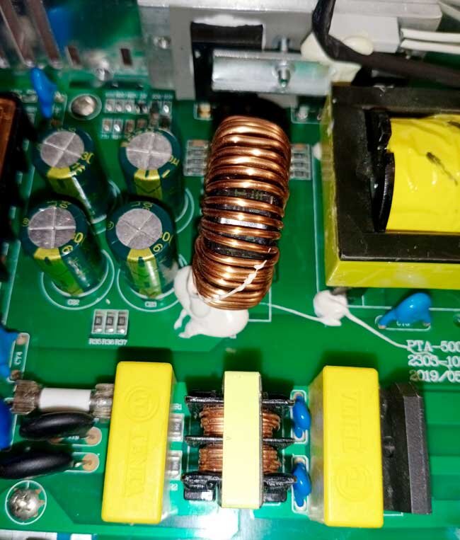 Пример дросселя в блоке питания 12 вольт 40 ампер, на 40 не нагружался, но на 18 ампер работает замечательно