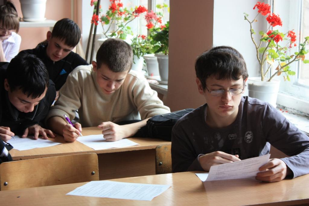 Люди отвечающие на анкету. Люди отвечающие на анкету. Люди отвечающие на анкету. Анкетирование. Анкетирование.