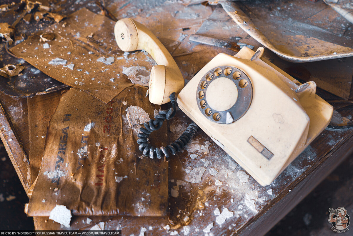 Брошенный старый советский телефон