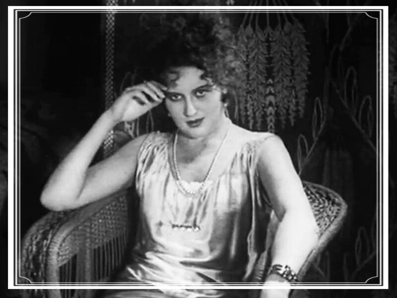 Она по большей части интересна была широкой публике как последняя любовь Маяковского... Но интересного в ней было гораздо больше.