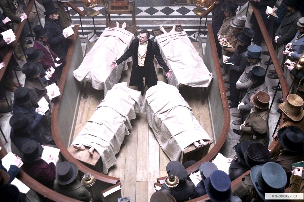 Этот театр тоже зачастую начинается с "вешалки". Точнее, с виселицы, откуда на эти шоу тоже поставлялся "реквизит". 