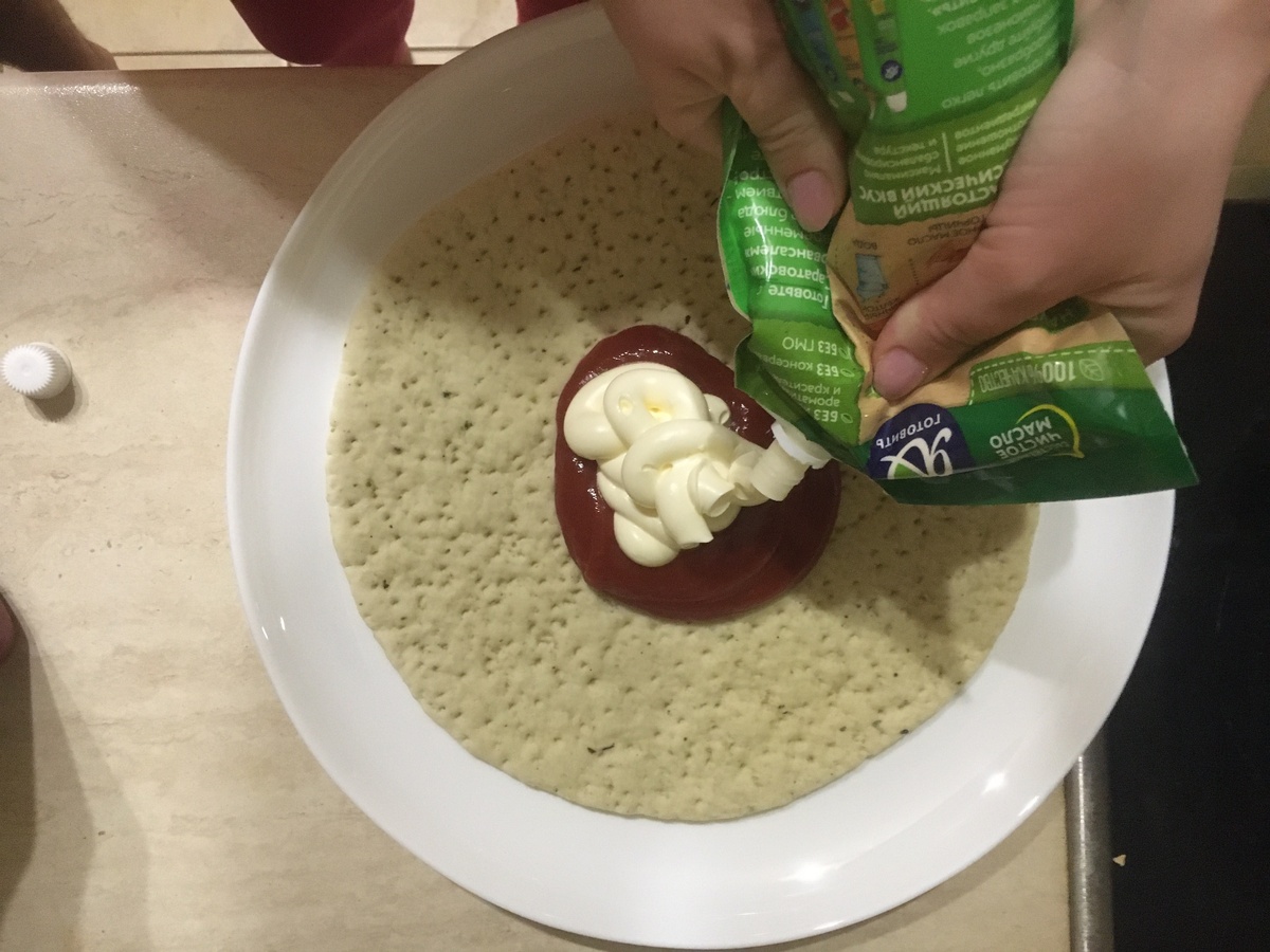 Жена готовит пиццу