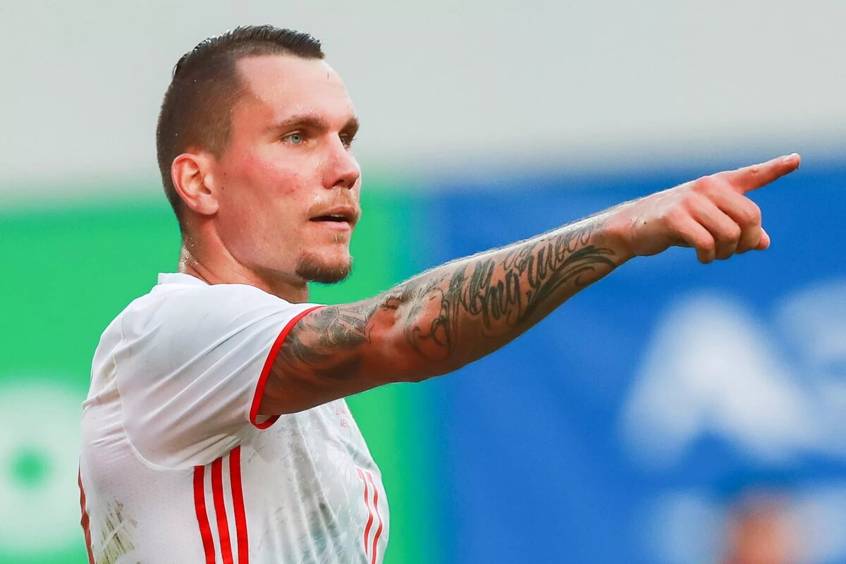 Вон ещё один мяч залетел, а мне можно и не забивать с 3 метров.