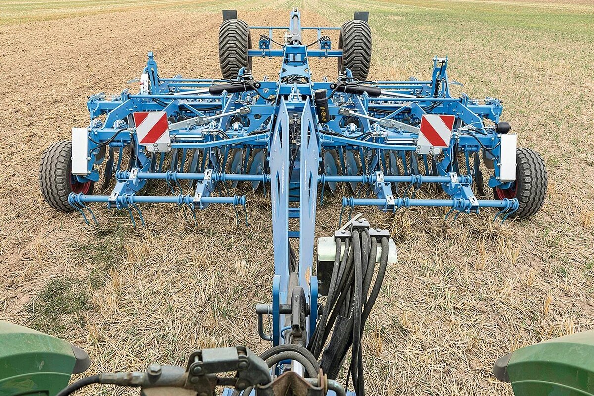 Диски располагаются симметрично, первая батарея дисков распределяет почву во внешние стороны, вторая — сгребает в середину.