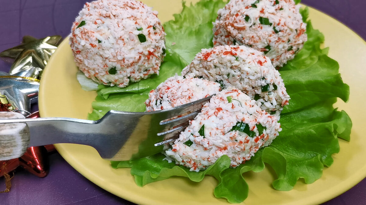 Простой рецепт с крабовыми палочками. Блюда из крабовых палочек. Закуски на стол из крабовых палочек. Новогодние закуски из крабовых палочек. Праздничные блюда из крабовых палочек.