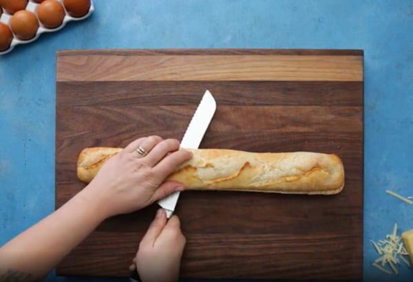 Багет разрезаем вдоль пополам.