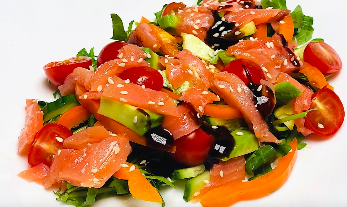 авокадо помидор рыба. салат с форелью и авокадо. салат из семги и авокадо. семга с авокадо. севиче из лосося с авокадо.